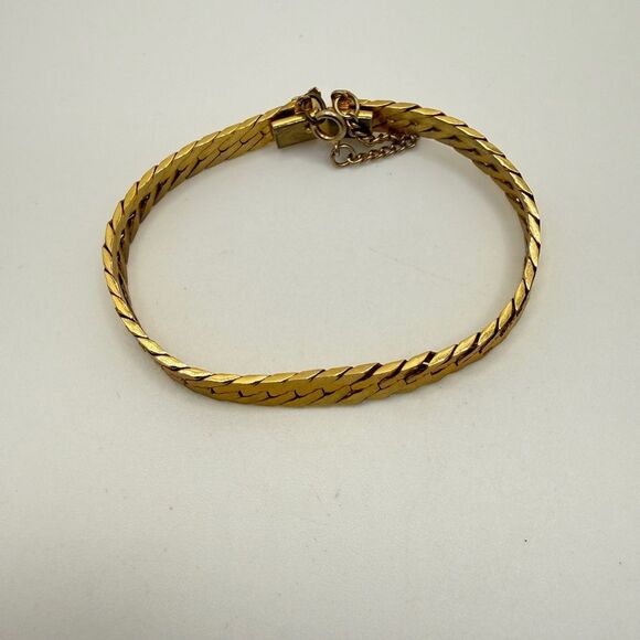 7" Vintage Gold tone metal, thick 7mm herringbone bracelet! - Picture 7 of 9